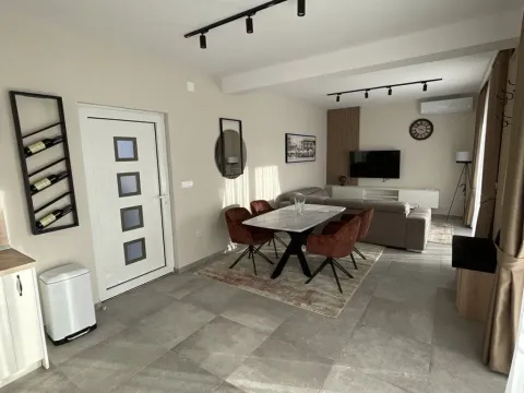 Rent, two bedroom apartment, 74m², Sutvara, Kotor - image 2