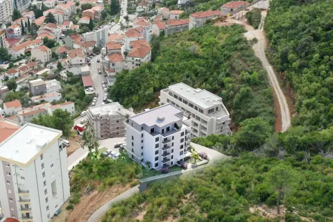 Vazdušni pogled na stambenu zgradu i okolno naselje. - image 7