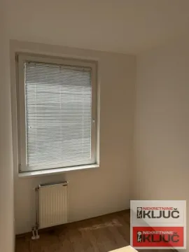 Prazna soba sa prozorom i radijatorom. - image 6