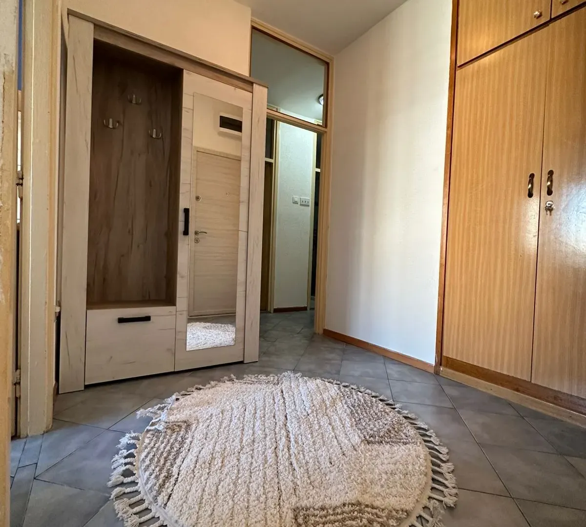 Izdavanje, dvosoban stan, 70m², Gintaš, Podgorica