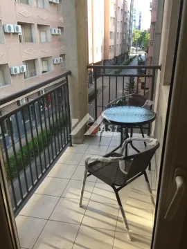 Namješten balkon sa stolom i dvije stolice s pogledom na ulicu. - image 8