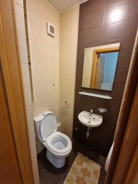 Malo kupatilo sa lavaboom, ogledalom i toalet šoljom. - image 18
