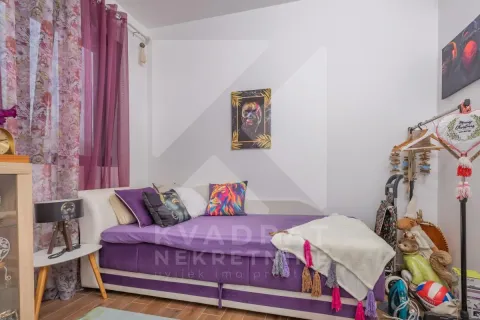 Namještena spavaća soba sa krevetom i detaljima u ljubičastim tonovima. - image 16
