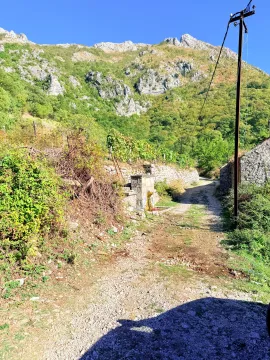 Seoski put pored stare kamene kuće sa pogledom na planinu. - image 14