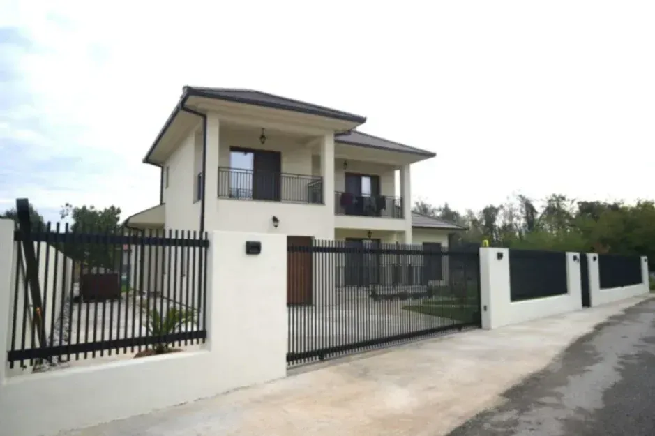 Prodaja, kuća, 212m², Tološi, Podgorica