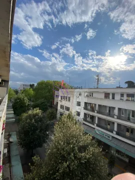 Pogled sa terase na gradsku ulicu i okolne zgrade. - image 9