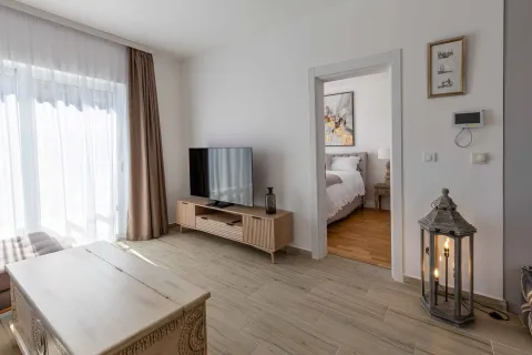Dnevni boravak sa TV komodom i pogledom na spavaću sobu. - image 3