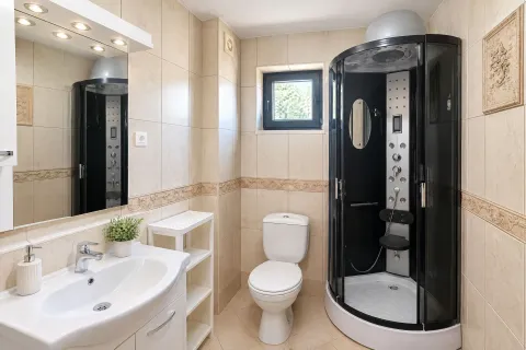 Potpuno opremljeno kupatilo sa tuš kabinom, umivaonikom i wc šoljom. - image 10