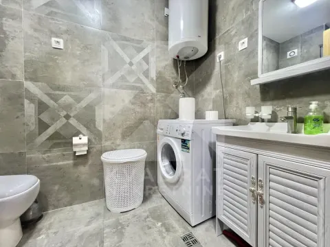 Kupatilo opremljeno sanitarijama, umivaonikom, veš mašinom i bojlerom. - image 7