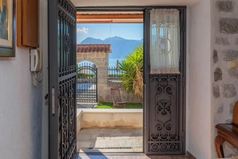 Rent, house, 292m², Kotor, Crna Gora