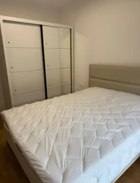 Spavaća soba sa bračnim krevetom i ugradnim ormarom. - image 6