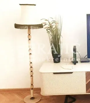 Dnevna soba sa podnom lampom i komodom. - image 5
