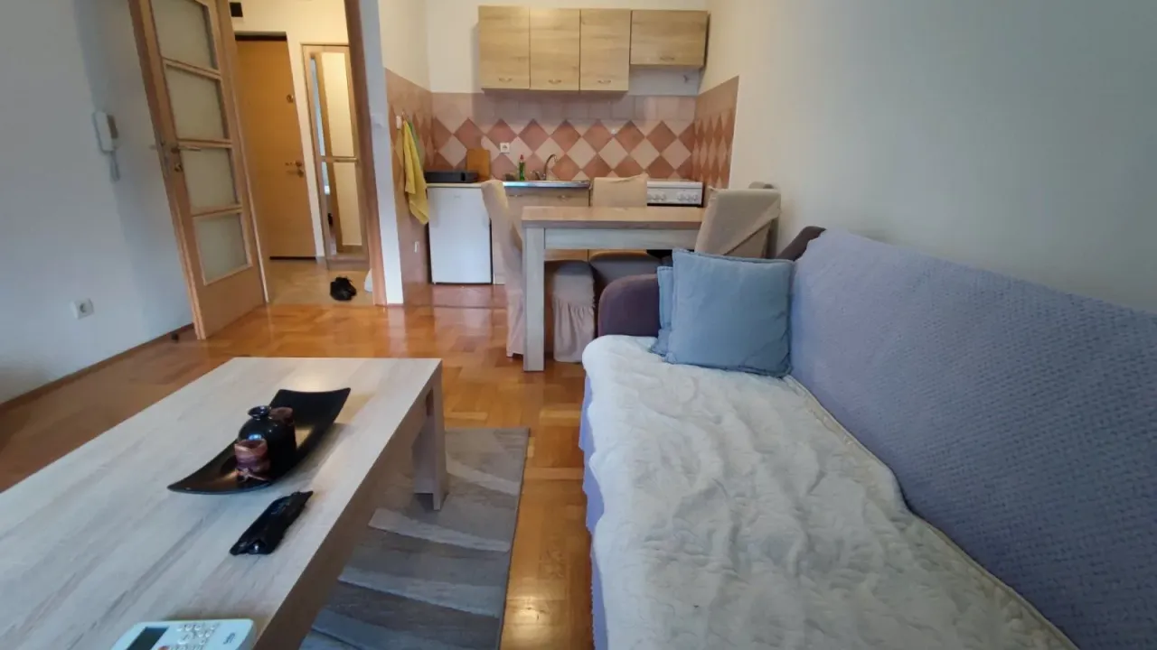 Izdavanje, jednosoban stan, 40m², Stari Aerodrom, Podgorica