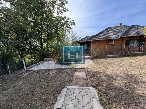 Pogled na dvorište i spoljašnjost kuće sa drvenom fasadom. - image 7