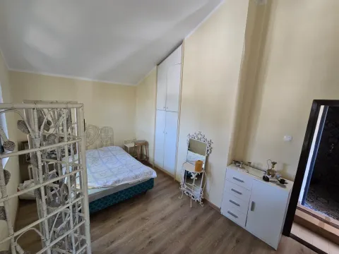 Namještena spavaća soba sa bračnim krevetom, ugradnim plakarom i komodom. - image 11