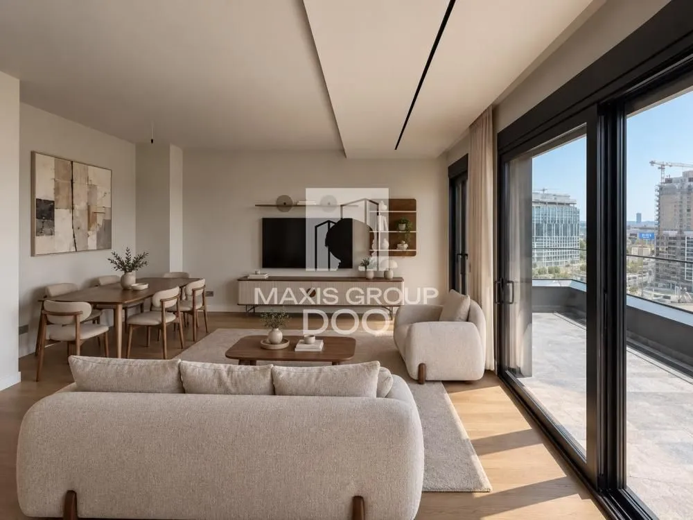 Prostrana dnevna soba sa trpezarijom i izlazom na terasu.