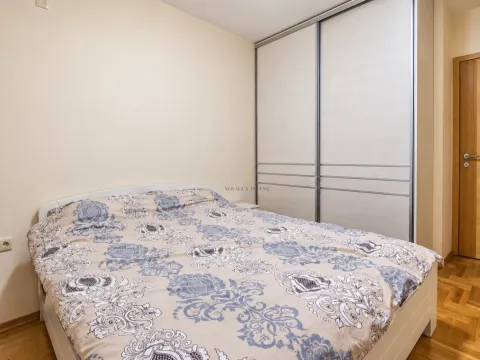 Namještena spavaća soba sa bračnim krevetom i velikim ugradnim garderoberom. - image 6