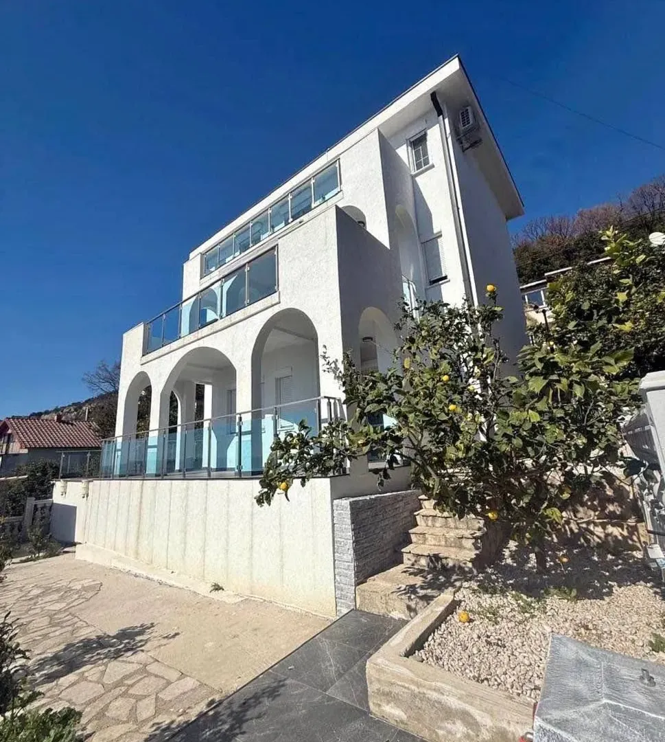 Prodaja, kuća, 330m², Kruče, Ulcinj