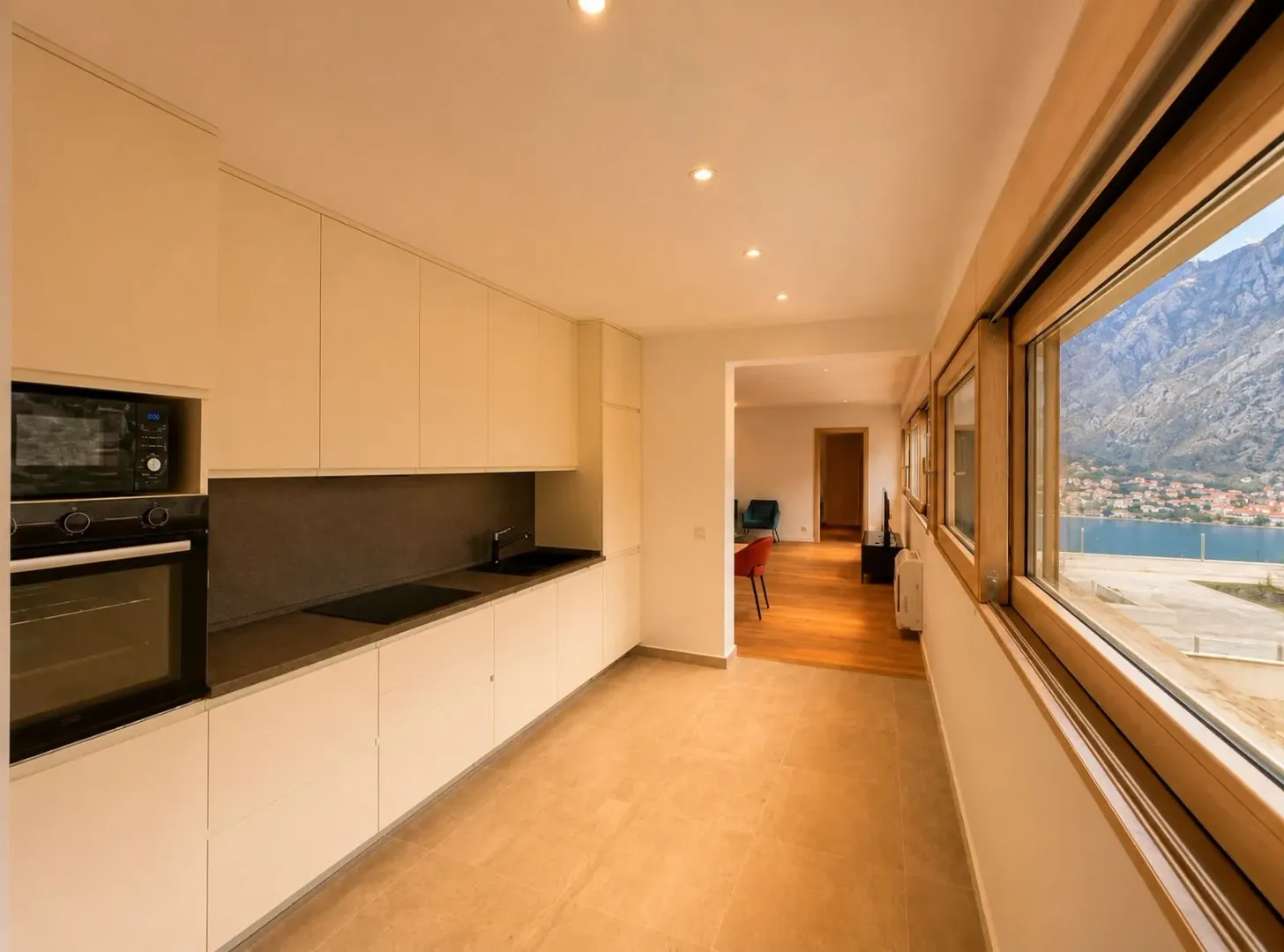 Prodaja, trosoban stan, 198m², Škaljari, Kotor