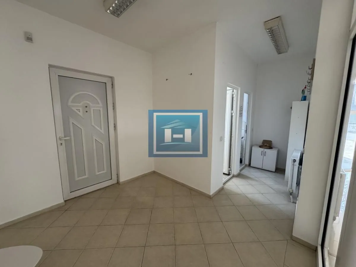 Rent, office space, 110m², Ćuprija, Srbija