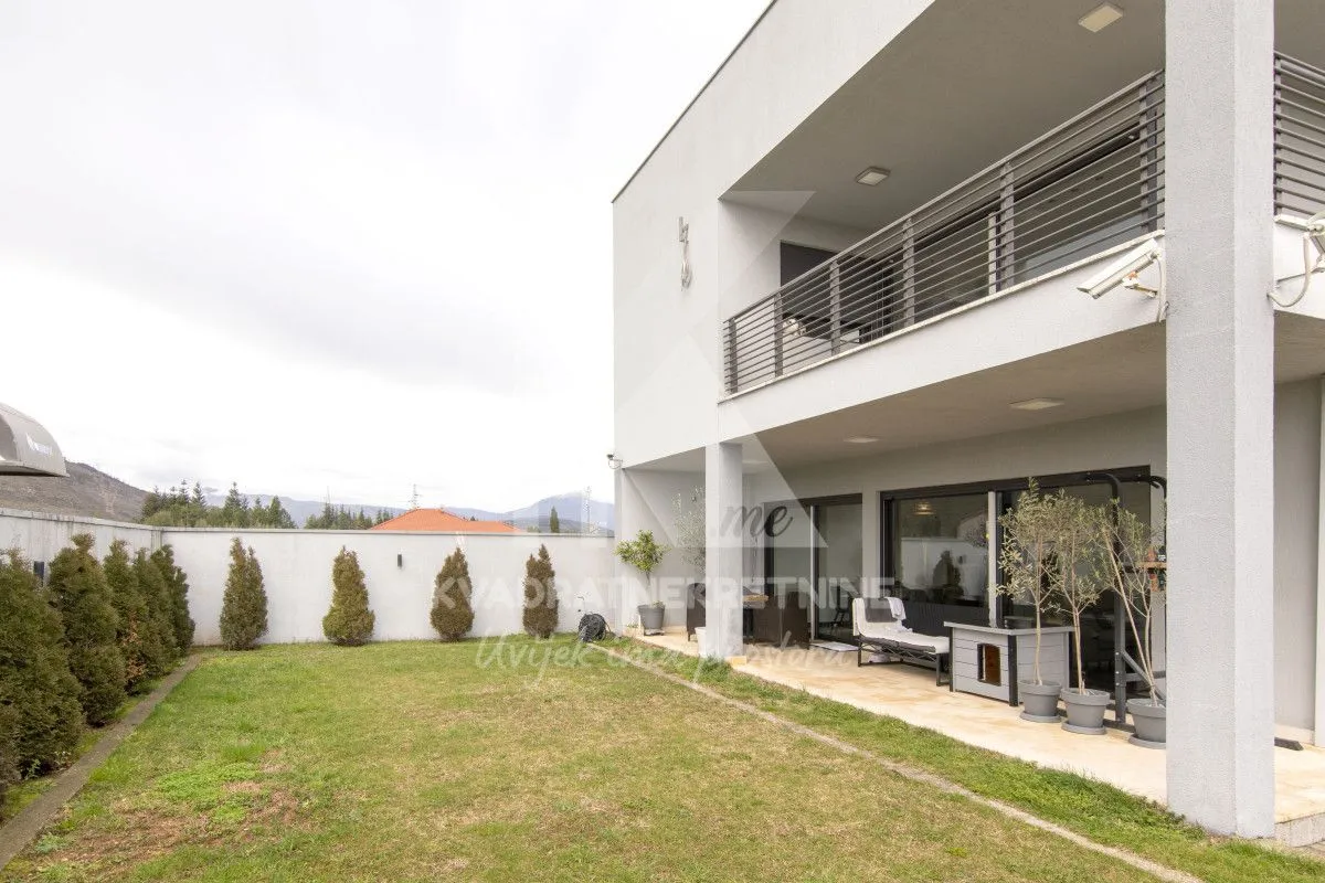 Sale, house, 250m², Tološi, Podgorica