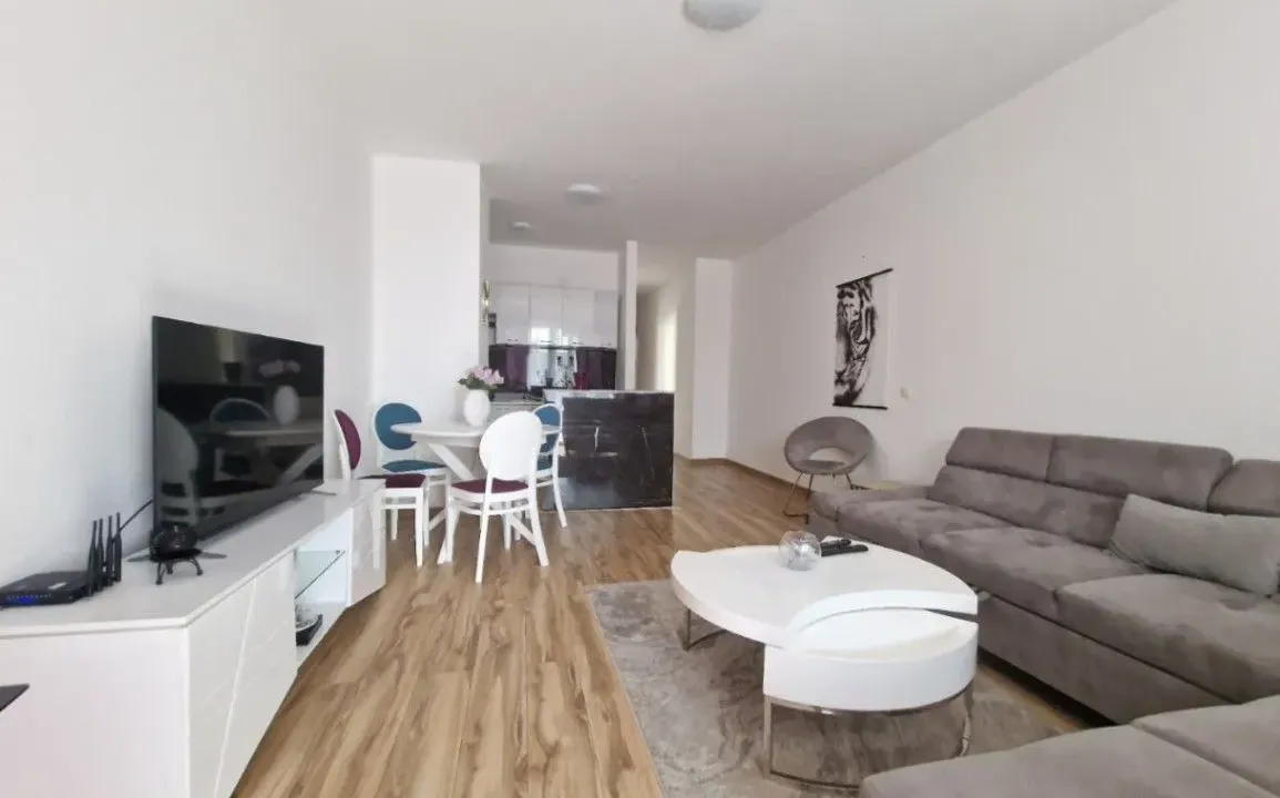 Izdavanje, dvosoban stan, 70m², Rafailovići, Budva