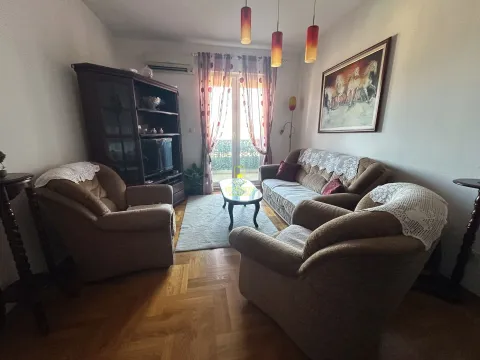Izdavanje, dvosoban stan, 55m², Stari Aerodrom, Podgorica - image 1