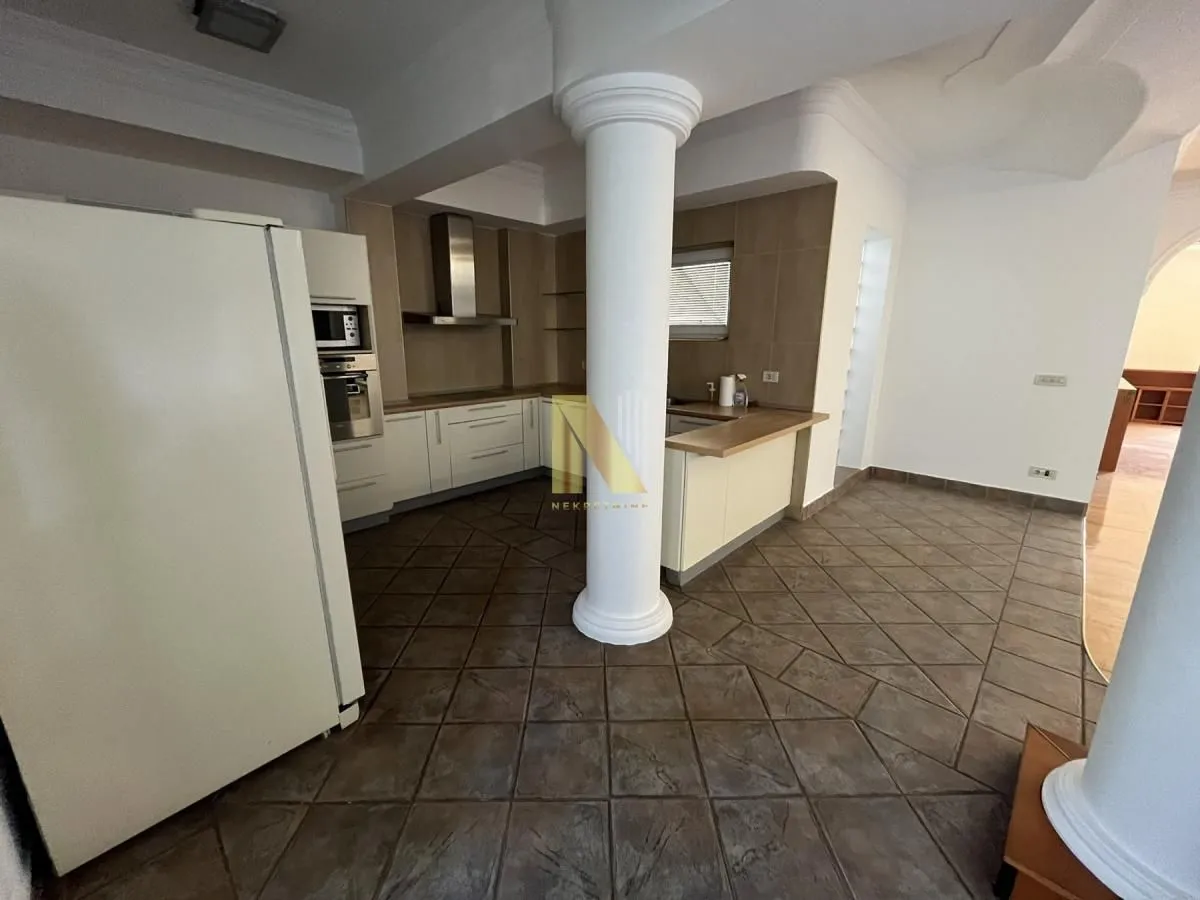 Prodaja, četvorosoban stan, 213m², Centar, Novi Sad