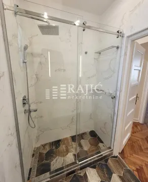 Moderno kupatilo sa tuš kabinom i mermernim pločicama. - image 12