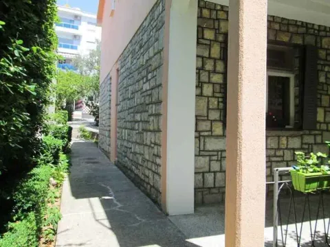 Pogled na spoljašnjost kuće sa popločanom stazom i kamenom fasadom. - image 12