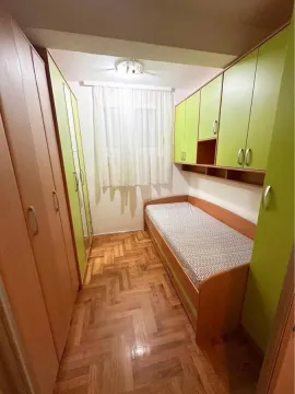 Manja spavaća soba sa krevetom i ugradnim ormarima. - image 6