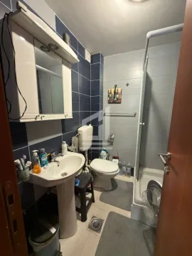 Manje kupatilo sa umivaonikom, WC šoljom i tuš kabinom. - image 12