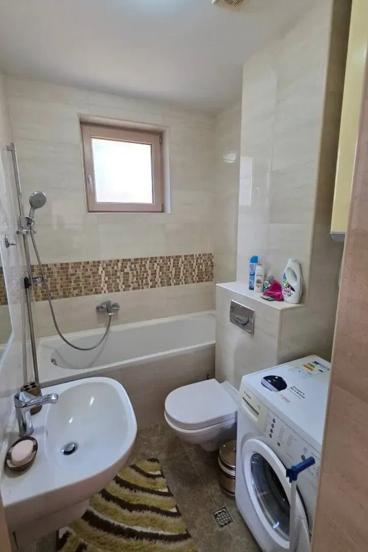 Izdavanje, dvosoban stan, 74m², Bečići, Budva