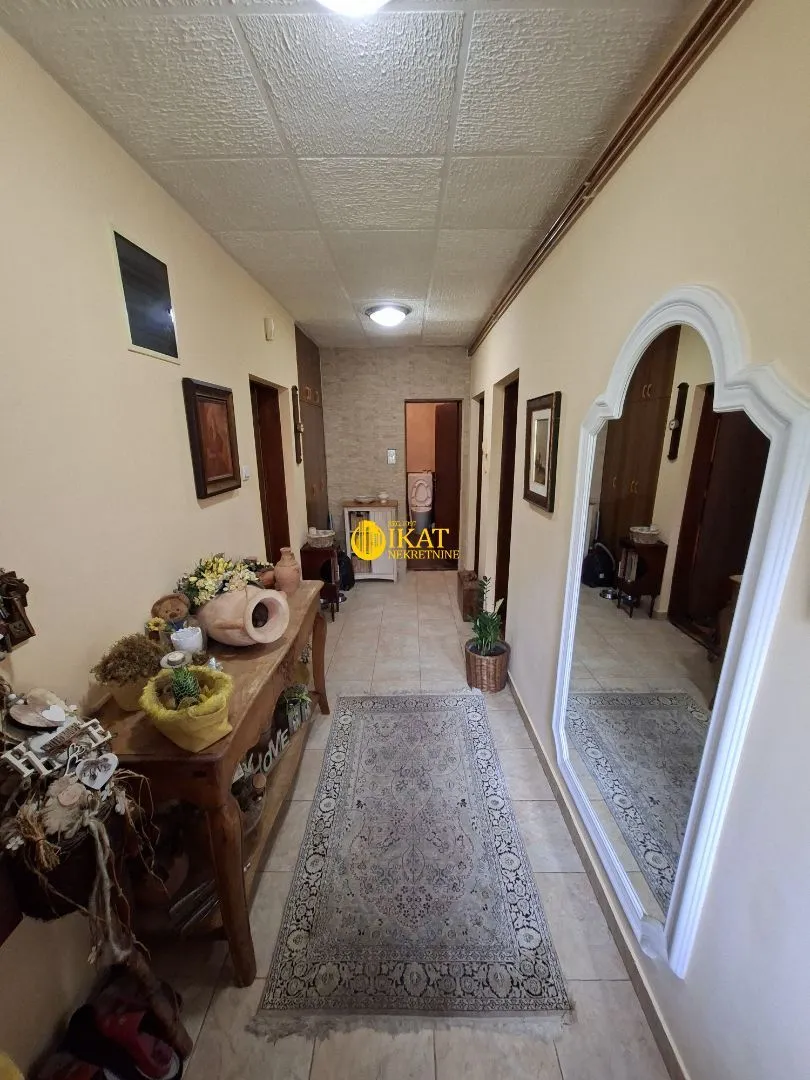 Prodaja, kuća, 265m², Borča 1, Borča Sve Podlokacije