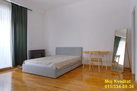 Spavaća soba sa bračnim krevetom, radnim stolom i velikim ogledalom. - image 6