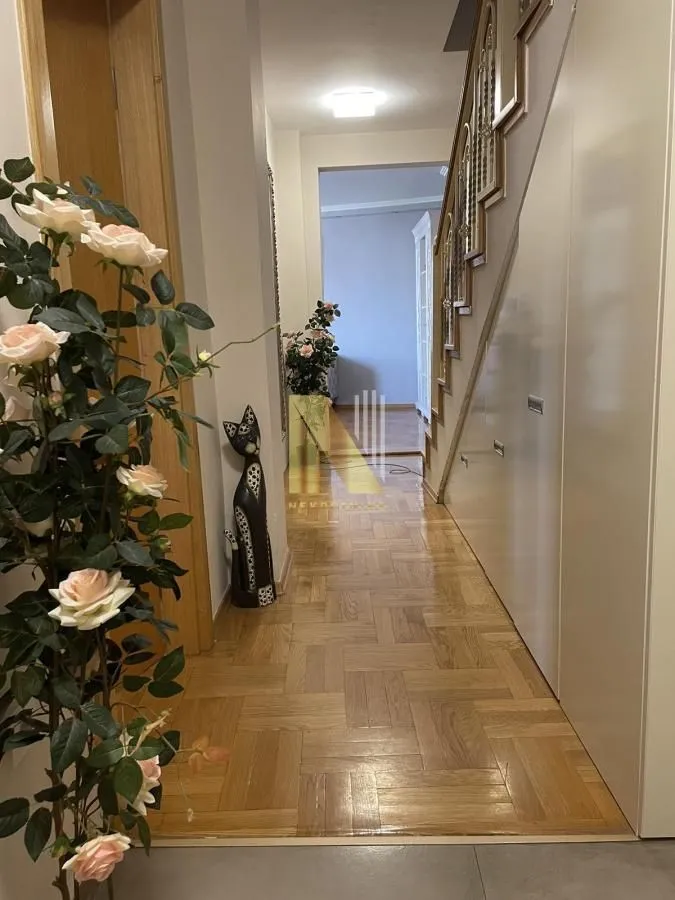 Prodaja, četvorosoban stan, 124m², Cara Dušana, Novi Sad Sve Podlokacije