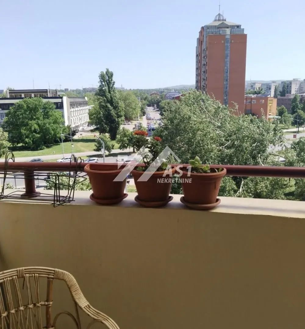 Izdavanje, trosoban stan, 100m², Spens, Novi Sad Sve Podlokacije