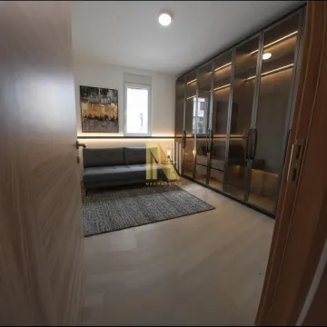 Moderna spavaća soba sa velikim ugradnim garderoberom, kaučem i osvetljenjem. - image 25