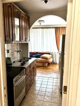 Pogled kroz usku kuhinju sa drvenim elementima ka dnevnoj sobi. - image 13
