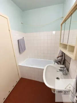 Kupatilo opremljeno kadom, umivaonikom i zidnim ogledalom sa ormarićem. - image 2