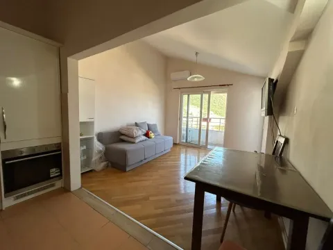 Dnevna soba sa garniturom, trpezarijskim stolom i izlazom na terasu. - image 8