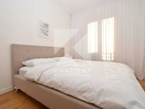 Bright and tidy bedroom with a double bed. - image 6