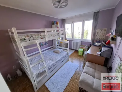 Dečja spavaća soba sa krevetom na sprat i radnim stolom. - image 10