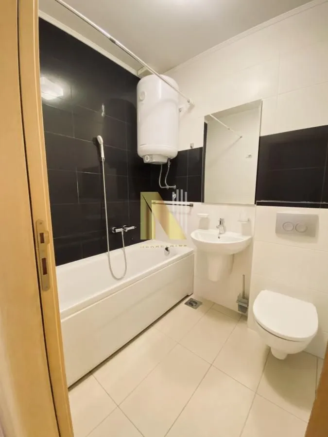 Izdavanje, četvorosoban stan, 98m², Centar, Novi Sad