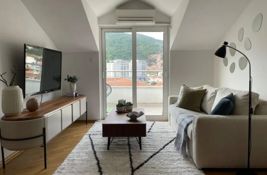 Izdavanje, jednosoban stan, 57m², Budva, Crna Gora