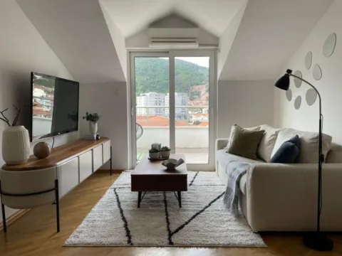 Izdavanje, jednosoban stan, 57m², Budva, Crna Gora