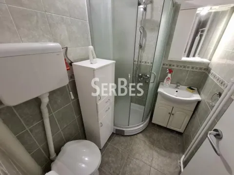 Kupatilo opremljeno tuš kabinom, umivaonikom i toaletom. - image 16