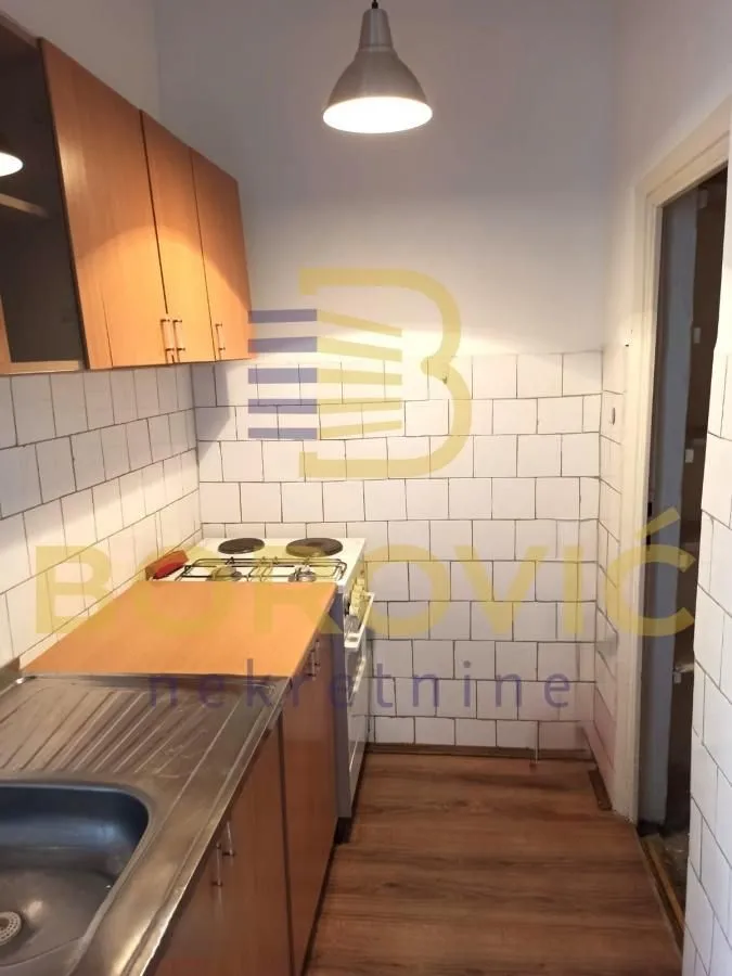 Izdavanje, trosoban stan, 63m², Skadarlija, Beograd