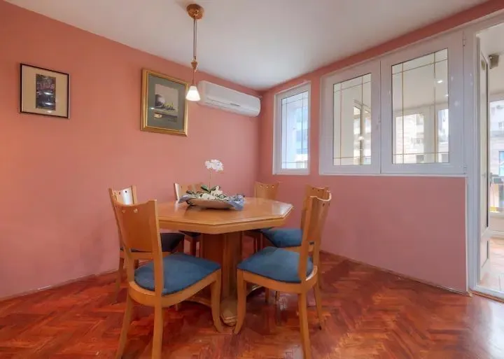 Izdavanje, dvosoban stan, 100m², Budva, Crna Gora
