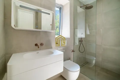 Moderne kupatilo sa umivaonikom, wc šoljom i tuš kabinom. - image 12